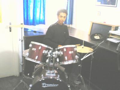 la c mon cher cousin bekhti walah  ke c le cher ami du lycée w yhabbalni 3ad en plus b l metal w les batterie w les guitare éléctrique et en plus un   vré           sat  looooooooool
